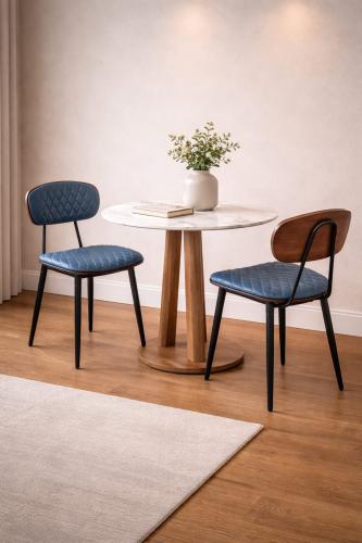 كرسي طعام جلدي فاخر بتصميم مبطن ولمسة عصرية ألوان...