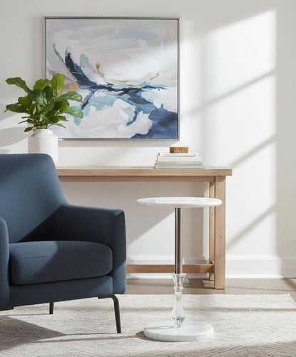 طاولة جانبية فاخرة بقاعدة رخام وسطح زجاجي وألوان م...