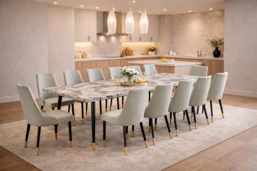 طاولة طعام رخام بلون أخضر فاتح مع كراسي أنيقة – تص...