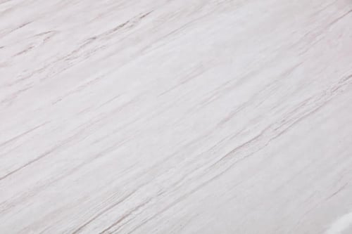 طاولة طعام دائرية رخامية بلون بني دافئ مع كراسي مخ...