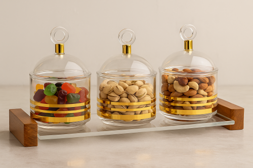 طقم ضيافة فاخر بتصميم ذهبي وأغطية شفافة أنيقة