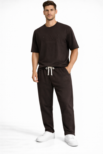 طقم رجالي كاجوال بتصميم بسيط ولمسة فخمة