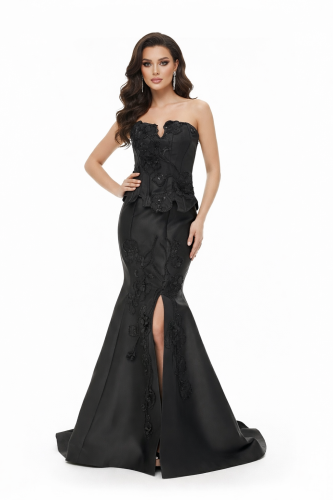 فستان سهرة أسود فاخر بتطريز بارز وفتحة أمامية