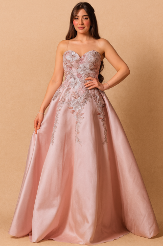 فستان سهرة وردي منفوش بتطريز زهور فاخرة وصدر مكشوف