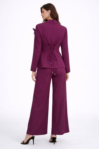 طقم نسائي رسمي بلون فوشيا فاخر بتفاصيل فراشات ثلاث...