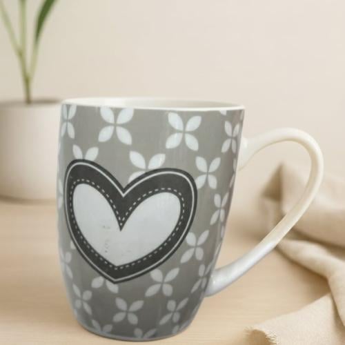 كوب سيراميك رمادي بنقشة قلب وأزهار بيضاء
