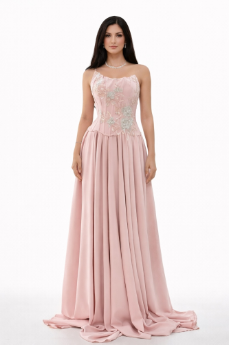 فستان سهرة وردي ناعم بتطريزات أنثوية وقصة انسيابية