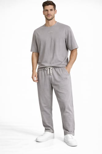 طقم رجالي كاجوال أنيق بتصميم هادئ وعصري