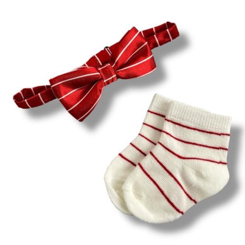 طقم أنيق للأطفال: ربطة عنق مخططة مع جوارب متناسقة