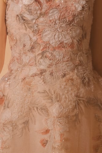 فستان سهرة وردي منفوش بتطريز زهور فاخرة وصدر مكشوف