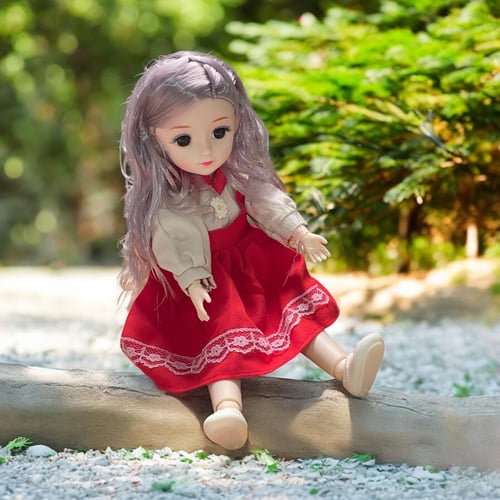 دمية صغيره بملابس انيقه