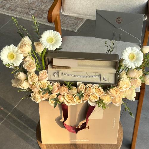 اسورة فضة MOH منسقة بالورد