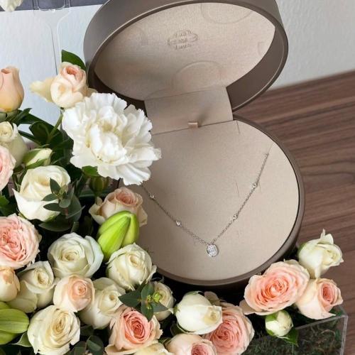 عقد فضة MOH بالورد