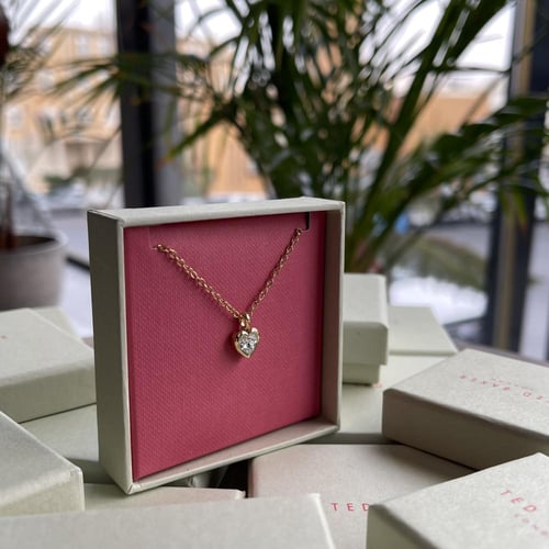 عقد تيد بيكر مع بكج افنون المميز