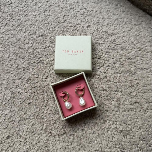 حلق تيد بيكر مع بكج افنون المميز