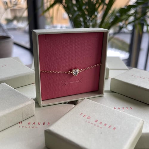 اسوره تيد بيكر مع بكج افنون المميز