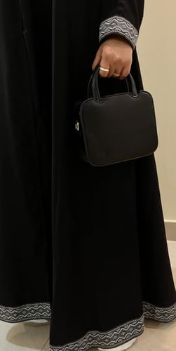 عبارة نص كلوش قماش ( كريب ) باضافة سدو اكمام وفي ا...