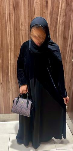 عباية شتوية قماش مخمل بالاضافه الى كريب