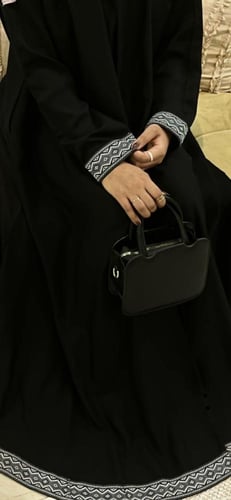 عبارة نص كلوش قماش ( كريب ) باضافة سدو اكمام وفي ا...