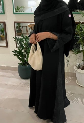 عباية قماش ( كتان ) بتدخيلات اسود بالكم والخلف