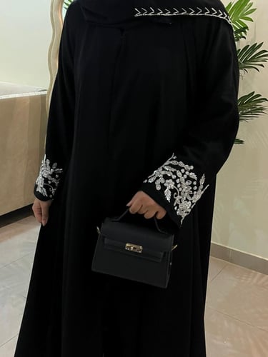 عباية قماش ( كريب ) شك ابيض بالاكمام والطرحة