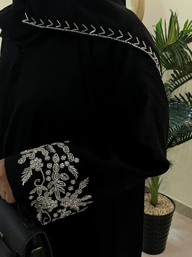 عباية قماش ( كريب ) شك ابيض بالاكمام والطرحة