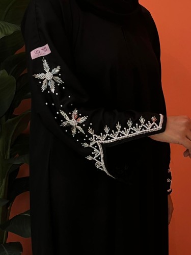 عباية قماش ( كريب ) شك ابيض بالاكمام والطرحة