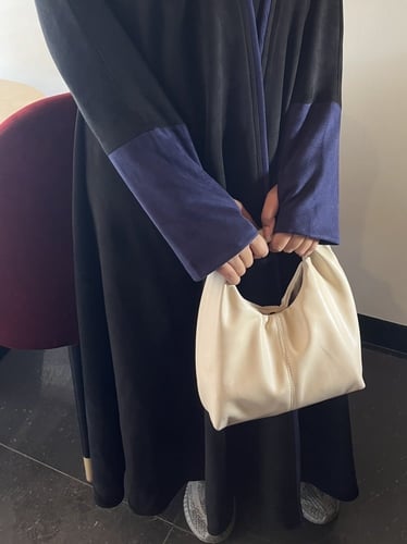 عبايه شتوية قماش شامواه اسود + ازرق بالاضافة لفتحة...