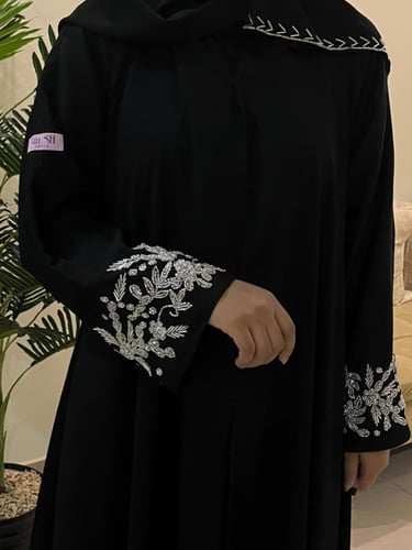 عباية قماش ( كريب ) شك ابيض بالاكمام والطرحة