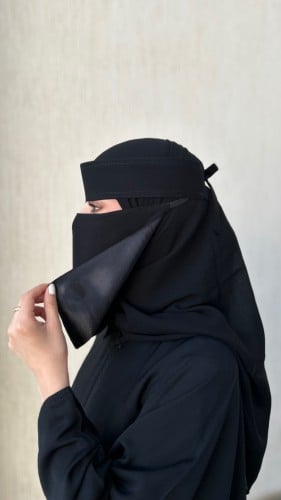 نقاب حرير أسود