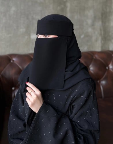 نقاب اسلامي وسط