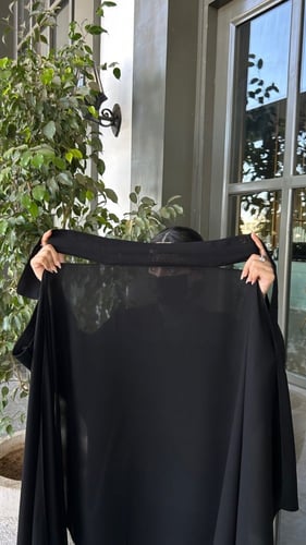 نقاب مبطن حرير أسود+طرحة ربط..