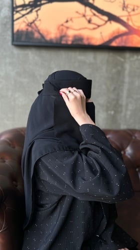 نقاب اسلامي وسط