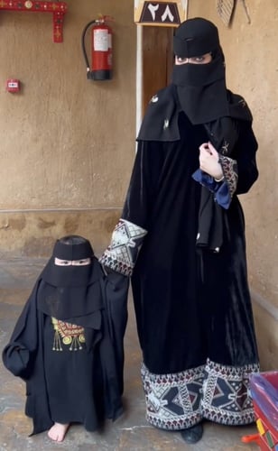 عرض الأم وبنتها للتأسيس.