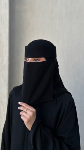 نقاب حرير أسود