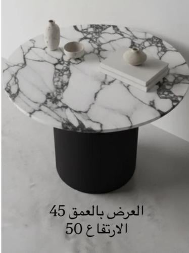 طاولة جانبية قاعده خشب بسطح رخام