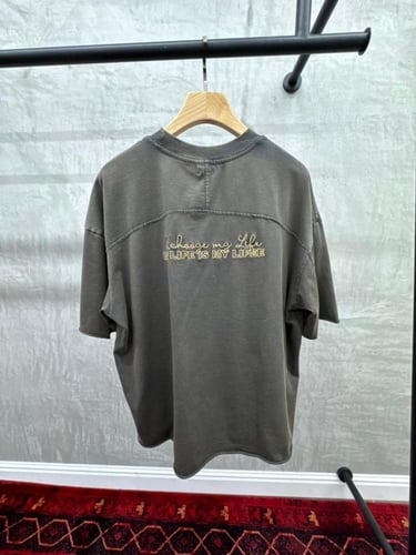 تيشيرت رجالي بطبعة جرافيك كلاسيكية – قصة عصرية