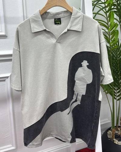 تيشيرت رجالي أوفر سايز بياقة بولو بتصميم فني عصري