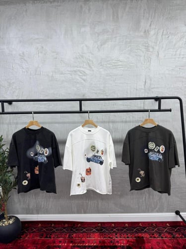 تيشيرت رجالي بطبعة جرافيك كلاسيكية – قصة عصرية