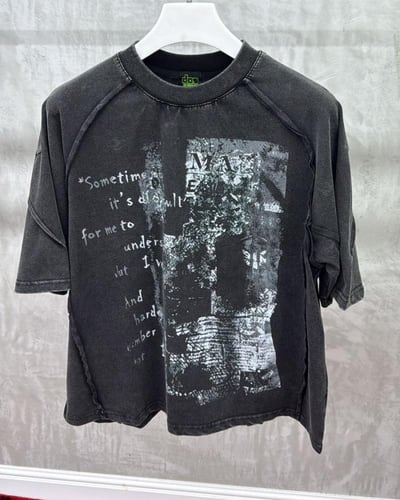 تيشيرت رجالي بطباعة فنية عصرية وقصة واسعة