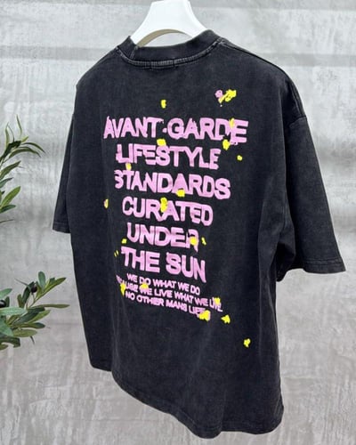 تيشيرت رجالي مغسول بقصة واسعة مع رقعة مطرزة