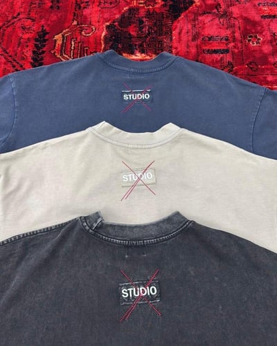 تيشيرت رجالي ياقة بولو بتصميم عصري بطبعة فنية