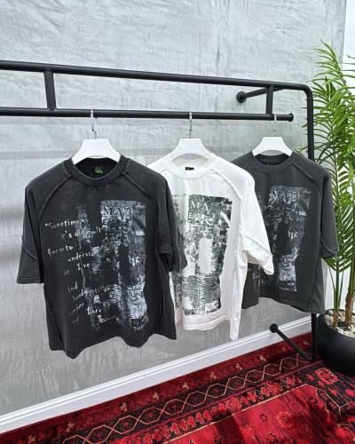 تيشيرت رجالي بطباعة فنية عصرية وقصة واسعة