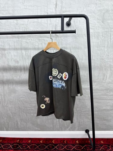 تيشيرت رجالي بطبعة جرافيك كلاسيكية – قصة عصرية