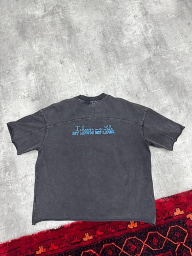 تيشيرت رجالي بطبعة جرافيك كلاسيكية – قصة عصرية