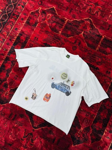 تيشيرت رجالي بطبعة جرافيك كلاسيكية – قصة عصرية