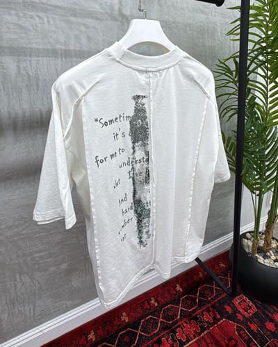 تيشيرت رجالي بطباعة فنية عصرية وقصة واسعة