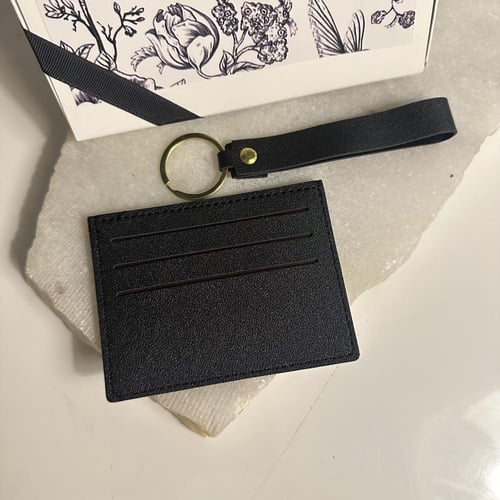 توزيعات العيد” محفظة و ميداليه جلد "