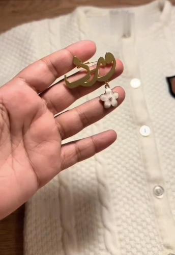 بروش اطفال بالاسم مطلي بالذهب هدية جميلة تحمل طابع...