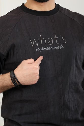 تيشرت رجالي بأكمام قصيرة وياقة دائرية مزين بطبعة W...